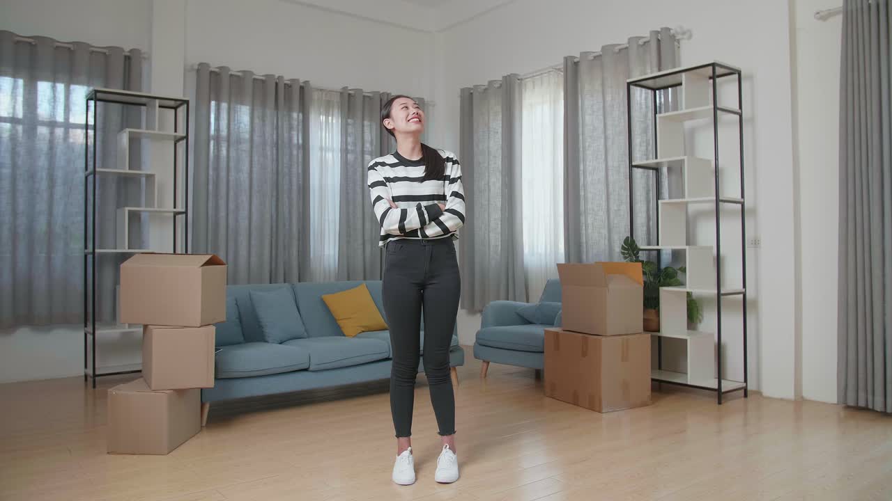 새로운 집에서 흥분한 여자, 이사