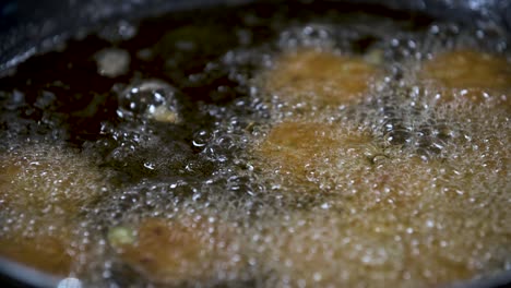 freír pasteles de pescado en aceite caliente - primer plano - tod man pla