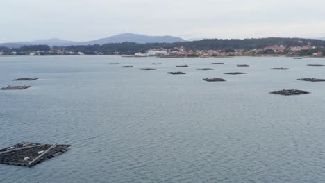 Industria-Tradicional-De-Cultivo-De-Mejillones,-Panorámica-Lateral-Sobre-La-Ría-De-Arousa.