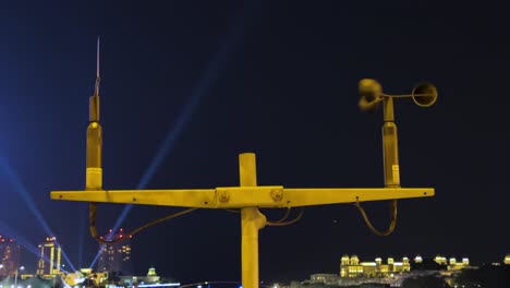 giro de veleta con viento y barómetro enviar información útil a la oficina de meteorología