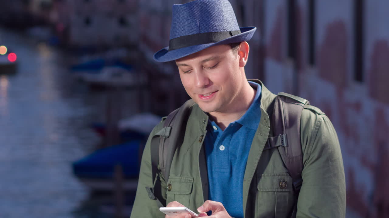 베네치아에서 휴대전화를 사용하는 관광객