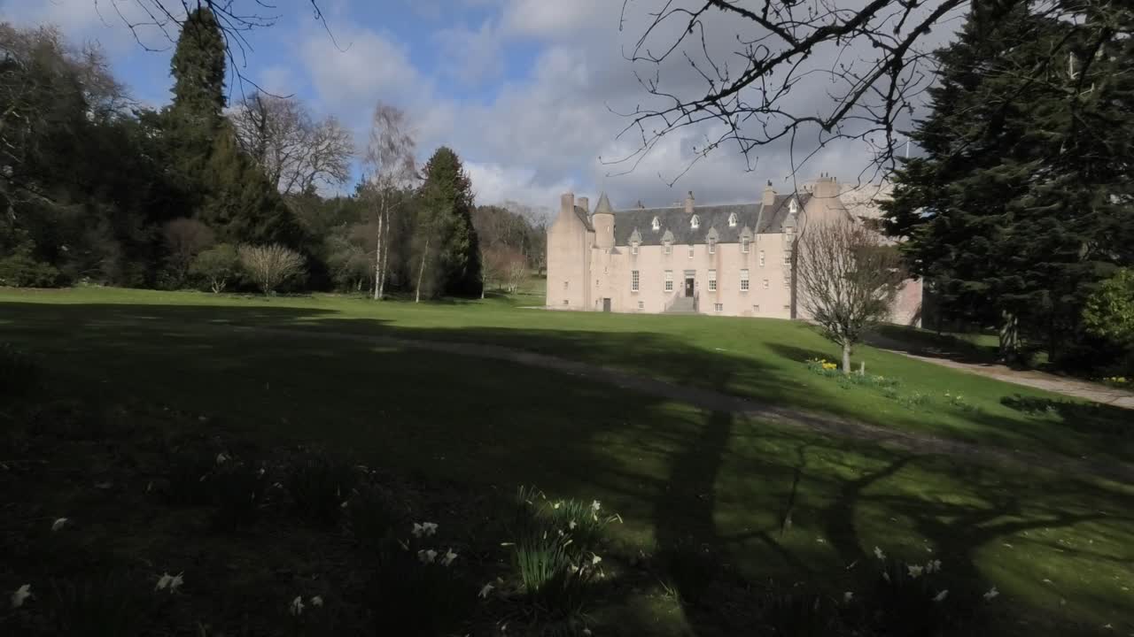 Drum Castle, campo lungo in una soleggiata mattina di inizio primavera