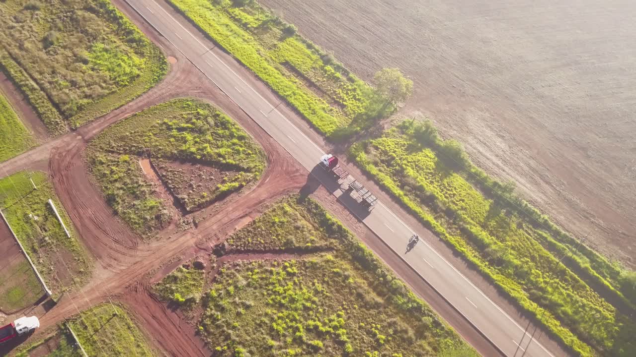 아르헨티나 북부, 남아메리카 시골길을 달리는 빈 트럭과 오토바이