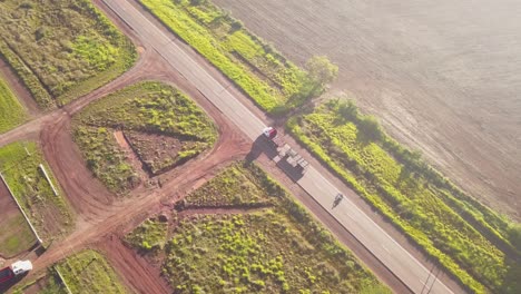 camión vacío y conducción de motocicletas en la carretera del campo, en el norte de argentina, américa del sur