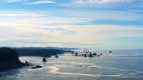 Impresionante-Lapso-De-Tiempo-De-Drones-Aéreos-De-La-Hermosa-Tercera-Playa-En-Forks,-Washington-Con-Grandes-Formaciones-Rocosas,-Acantilados,-Pequeñas-Olas-Y-Espuma-De-Mar-En-Una-Cálida-Y-Soleada-Mañana-De-Verano