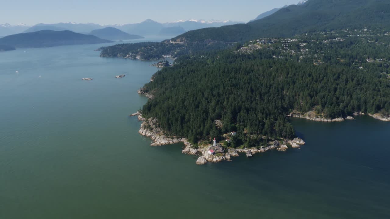 video aéreo filmado sobre el océano captura la impresionante belleza del oeste de vancouver, ac, canadá