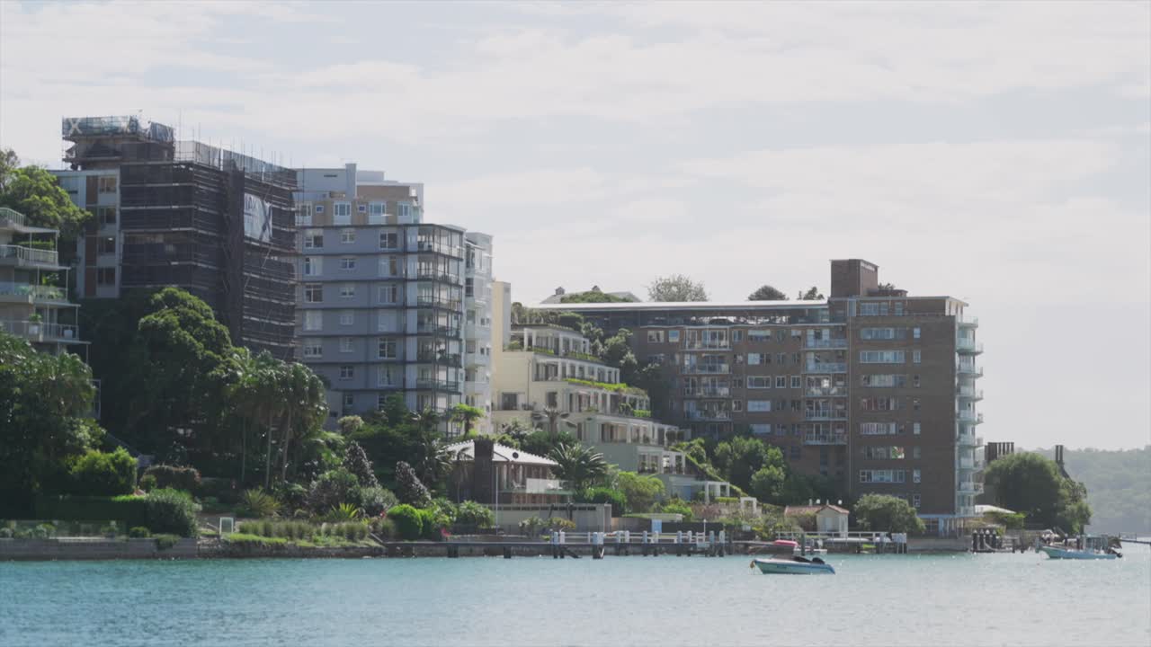 Prédios de apartamentos no porto em Double Bay, Sydney, Austrália