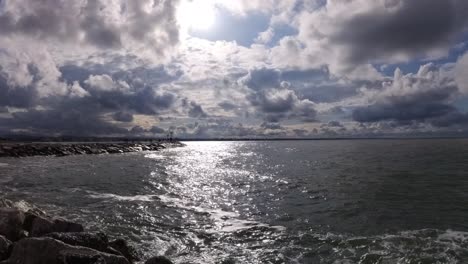 Las-Olas-Del-Mar-Bañan-El-Muelle-En-Rimini,-Italia.