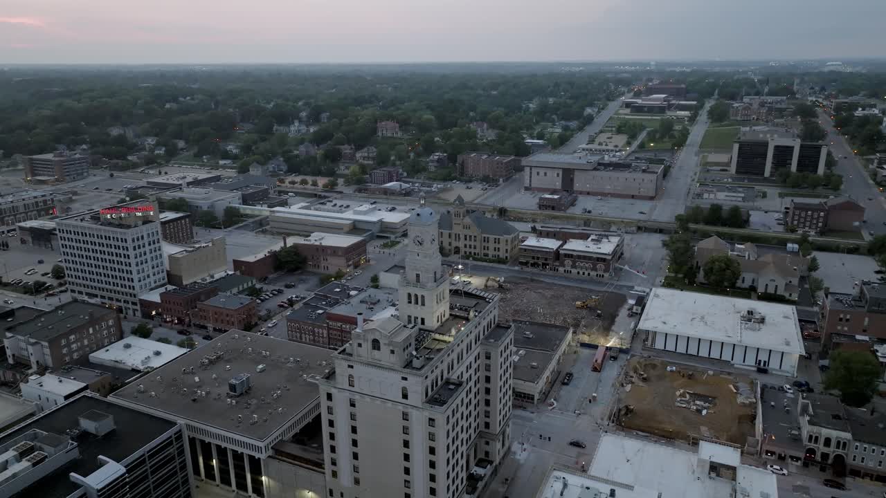 el centro de davenport, iowa con un video de avión no tripulado moviéndose en círculo al anochecer
