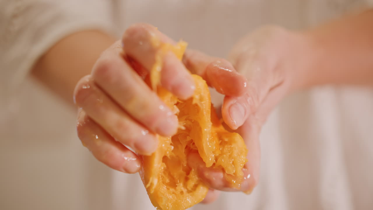 Panettiere casalingo che modella la polpa di zucca con le dita. Scena di cucina rustica con mani che lavorano la zucca per la cottura. Primo piano di mani che premono e modellano la polpa di zucca in un'atmosfera calda di cucina