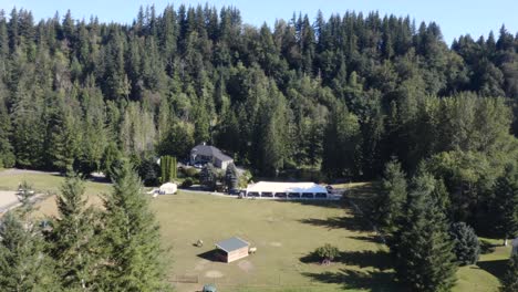 Ein-Weißes-Zelt-Auf-Einem-Bauernhof-Mitten-Im-Wald