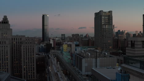 Morgendliche-Luftaufnahmen-Der-Stadtentwicklung-In-Der-Stadt.-Blau-Getönter-Schuss.-Manhattan,-New-York-City,-Vereinigte-Staaten