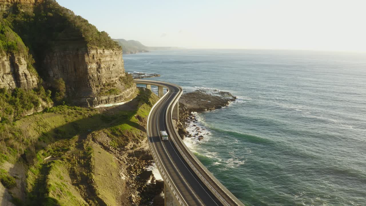 puente de acantilado marítimo a lo largo de la costa de nueva gales del sur, australia