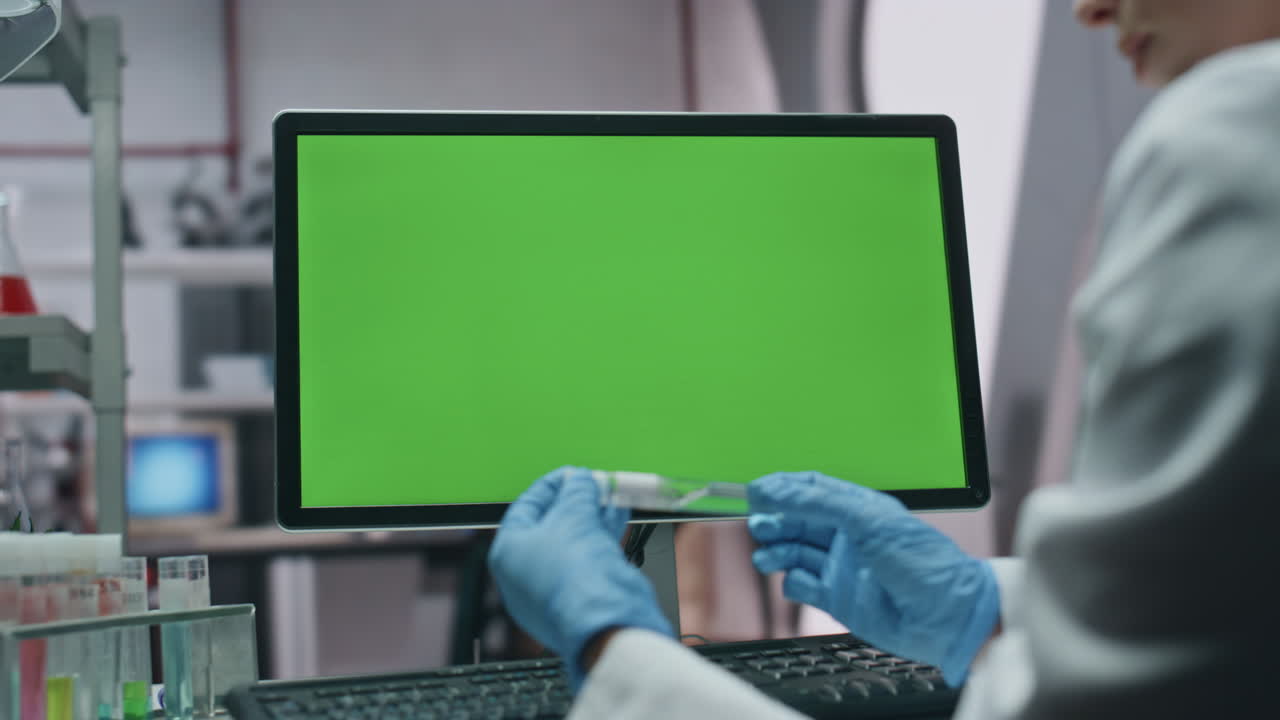 científico irreconocible trabajando en una maqueta de computadora en un laboratorio moderno de primer plano