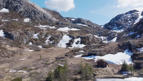 montañas que rodean el lago pålvatnet en noruega - toma de avión no tripulado