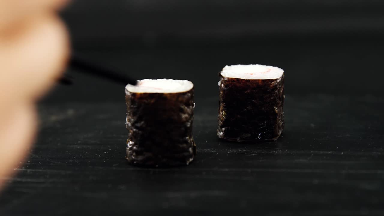 rolo de sushi maki servido em ardósia de pedra