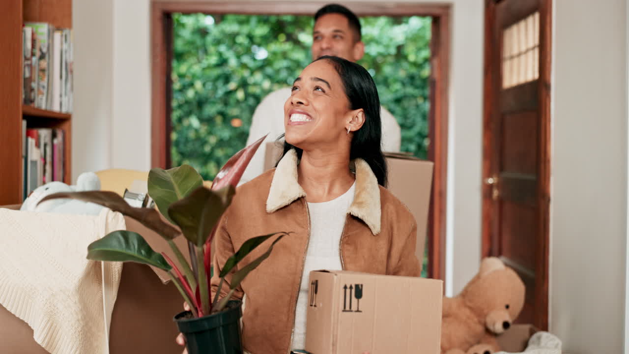 pareja feliz, mudándose y cajas en el nuevo hogar