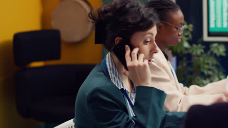 gerente de negocios hablando por teléfono con el contador