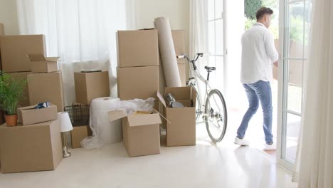 Happy-young-couple-moving-into-a-new-house