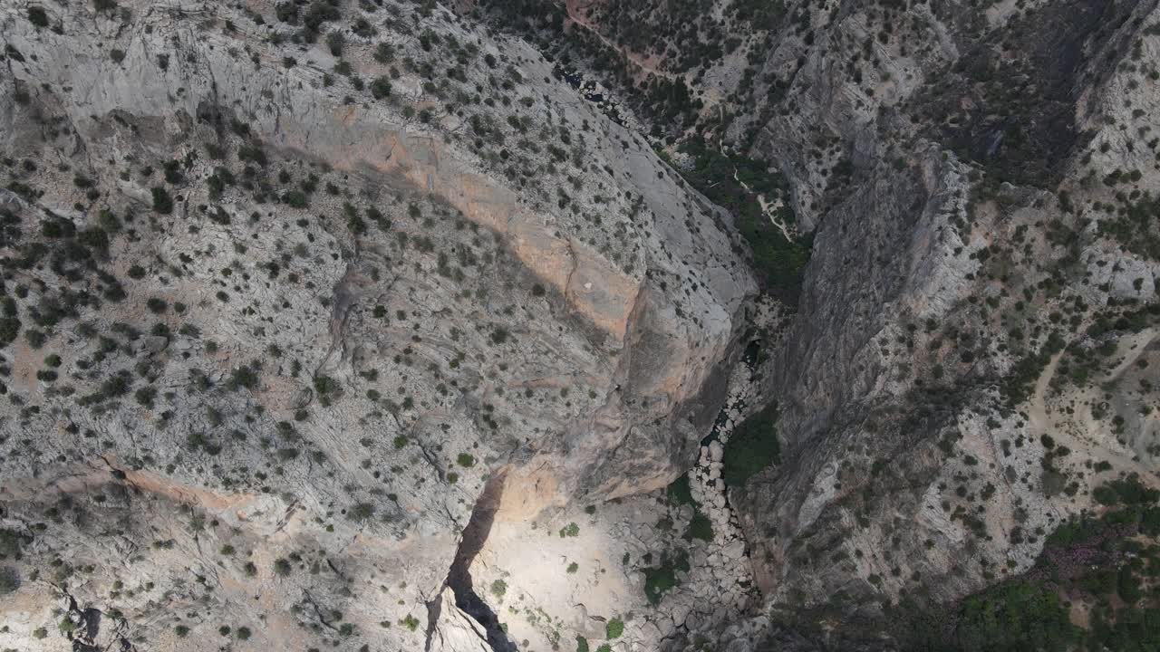 tomada de avión no tripulado del cañón gigante formado entre dos grandes montañas, vista del bosque