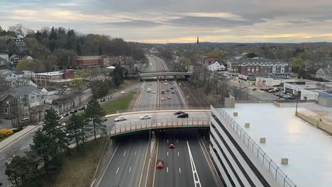 Eine-Nächtliche-Aufnahme-Mit-Blick-Auf-Eine-Autobahn-In-Den-Usa