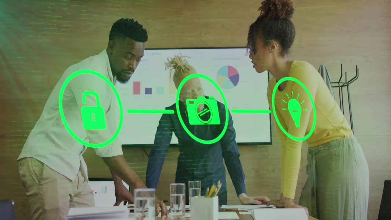 animación de iconos conectados con líneas sobre diversos compañeros de trabajo discutiendo informes en la oficina.