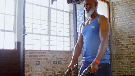 Senior-man-doing-crossfit-rope-training-in-the-fitness-studio-4k