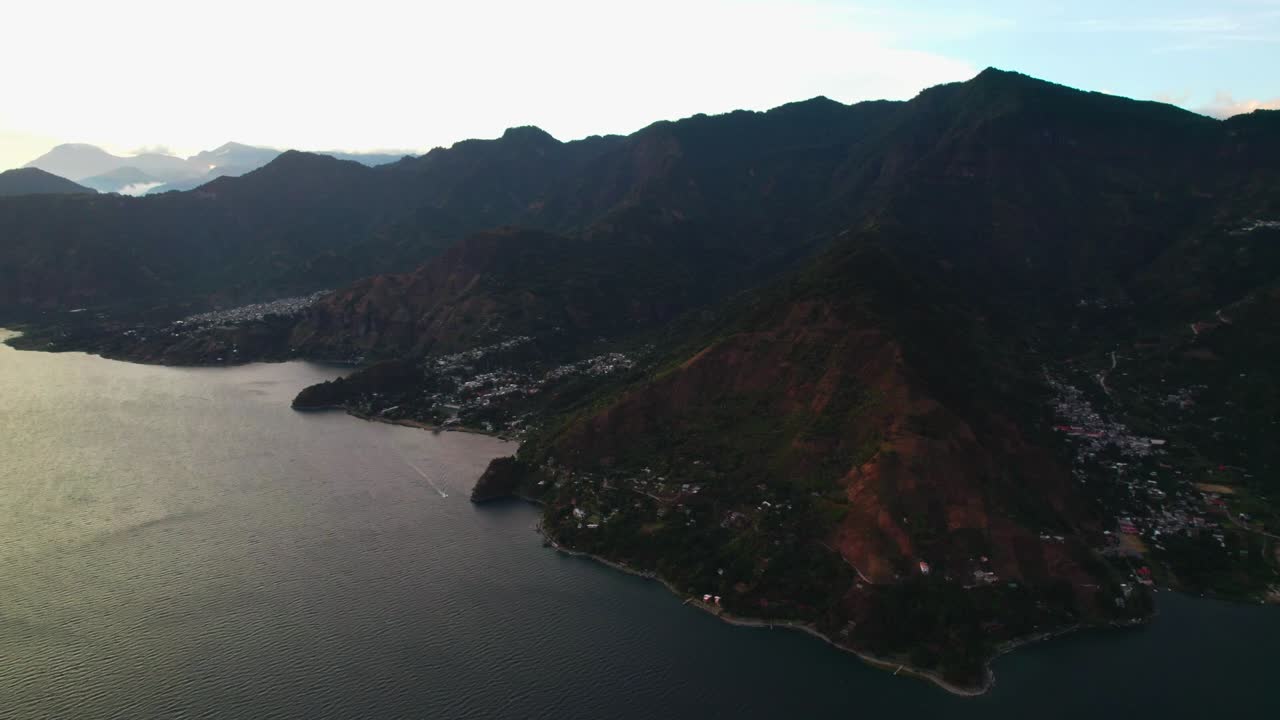 Ampia vista aerea del Lago Atitlán con i vulcani circostanti, vasta superficie d'acqua e spettacolare orizzonte montuoso