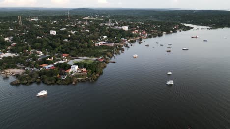 Vista-Aérea-De-La-Ciudad-Playera-De-Alter-Do-Chão-Cerca-De-Santarém,-Estado-De-Para,-Brasil,-Selva-Amazónica,-Drone-Volando-Por-Encima