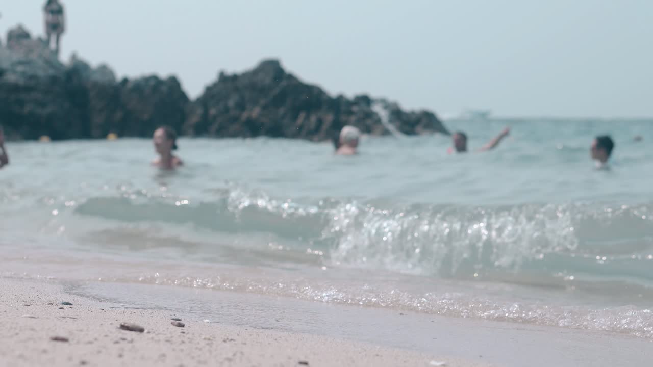 투명한 파도가 노란 모래 해변에 굴러