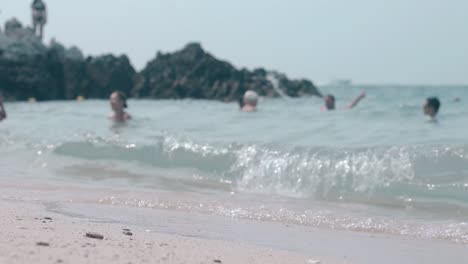 투명한 파도가 노란 모래 해변에 굴러