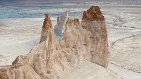 Una-Toma-De-Un-Paisaje-Tranquilo-De-Los-Castillos-De-Azúcar-De-Kazajstán-Y-Un-Desierto-Blanco