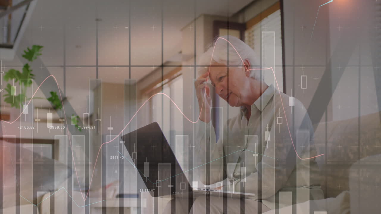 노인 백인 여성이 노트북을 사용하여 금융 데이터 처리의 애니메이션