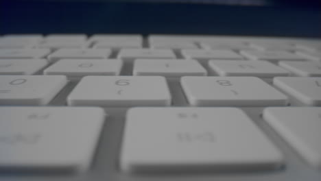 teclado de computadora con teclas blancas. botones blancos del teclado de computadora en detalle