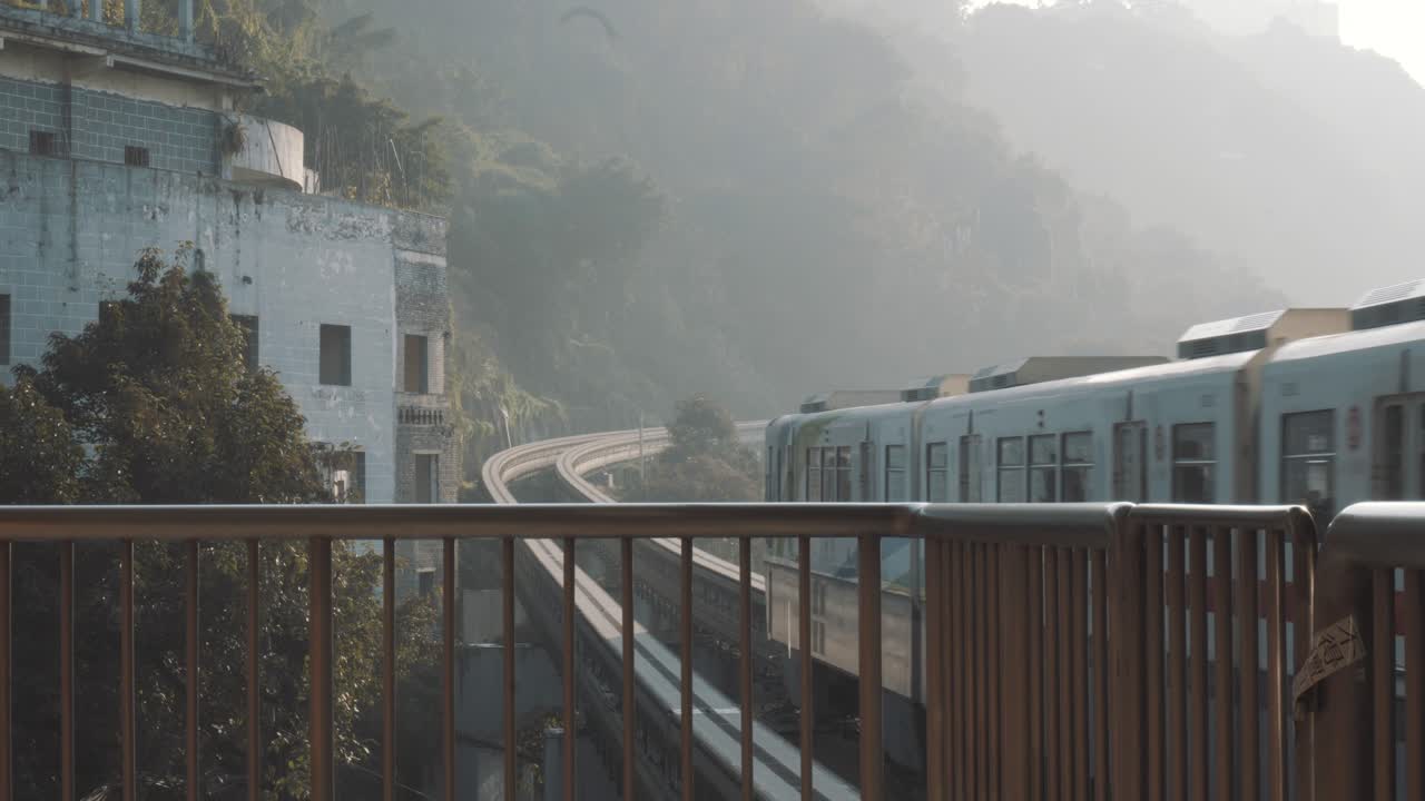 역에 진입하는 열차