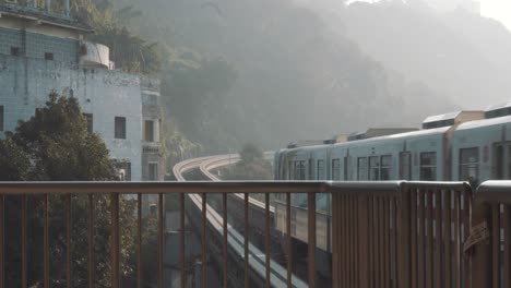 Un-Tren-Entrando-En-La-Estación