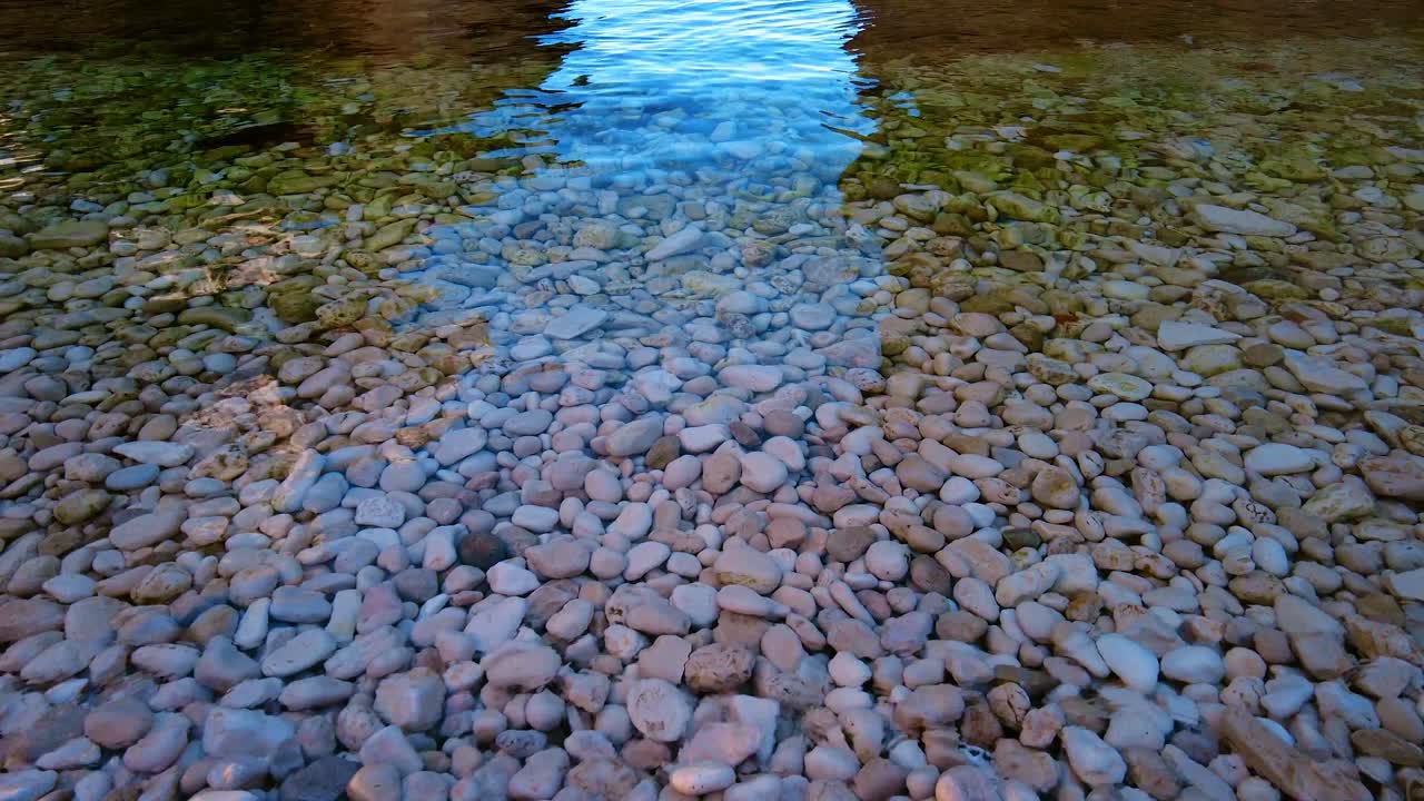 스티니바 베이 해변의 자갈, 비스 섬, 달마티아, 크로아티아의 지질학적 경이
