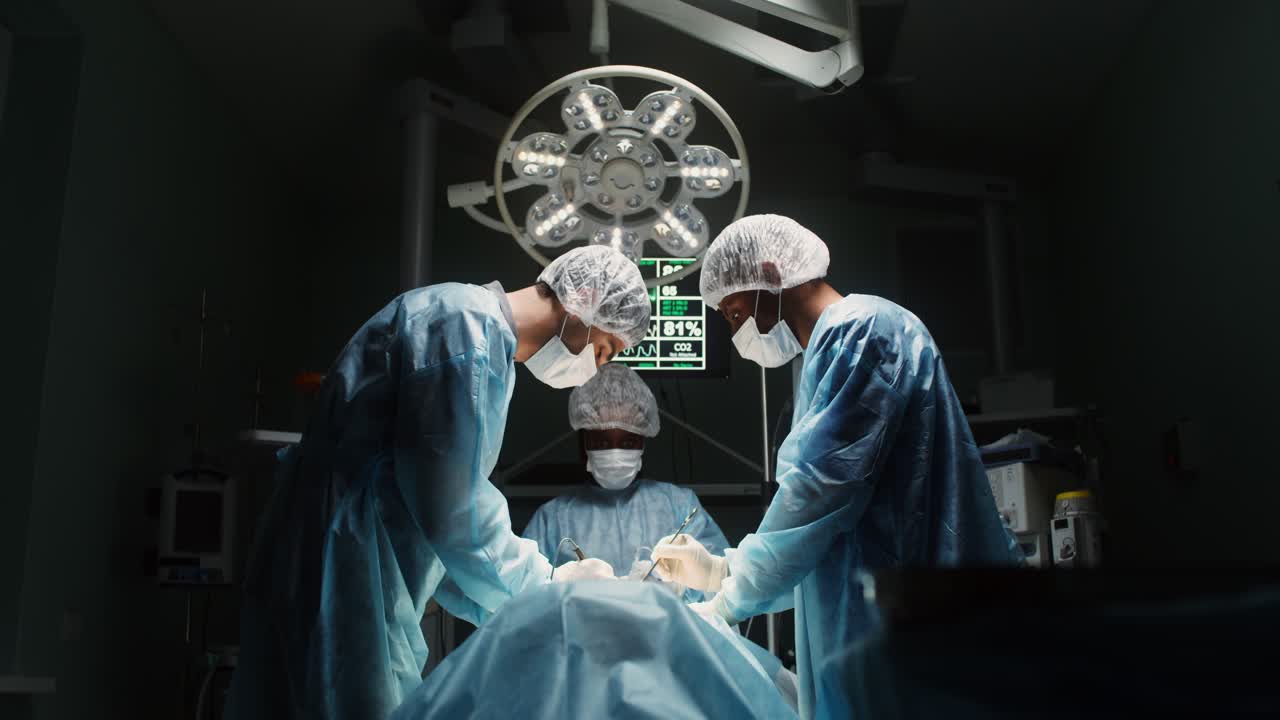 수술실에서 수술을 하는 외과 의사