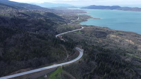 Camino-Junto-Al-Lago