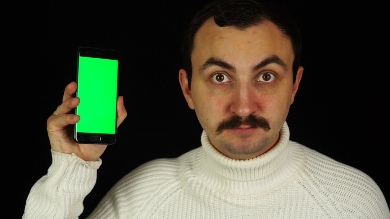 검은색 배경 위에 chromakey와 함께 전화를 들고 있는 수염을 가진 남자