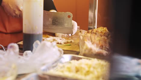 espectáculos de video de mano de las manos del chef cortando carne