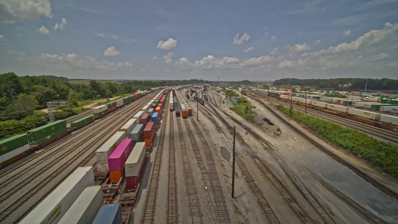 Atlanta Georgia Luftaufnahme v654: Schnelle Kamerafahrt auf Güterwaggons am Bahnhof – DJI Inspire 2, X7, 6k – August 2020.