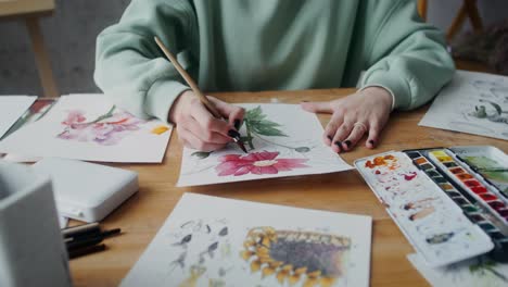 mujer pintando flores con acuarelas