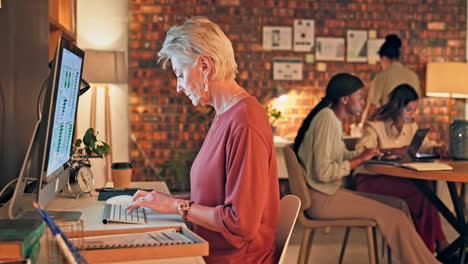 computadora, datos y retroalimentación de escritura de mujeres mayores