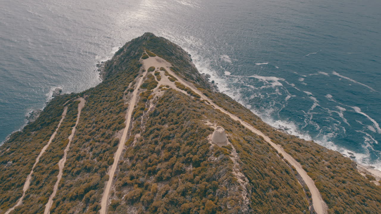 torre di porto giunco, cerdeña: volando sobre la famosa torre en un día soleado