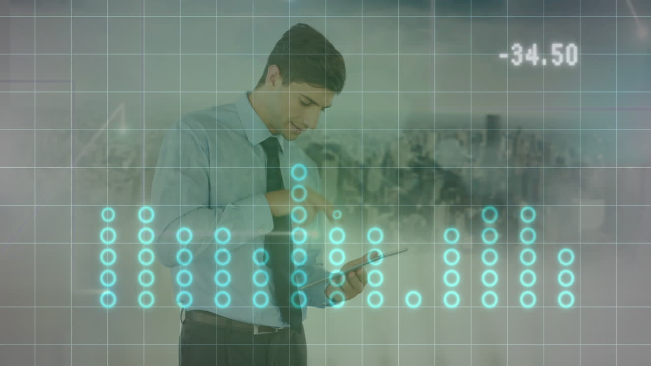 animación del procesamiento de datos sobre un hombre de negocios caucásico que usa una tableta