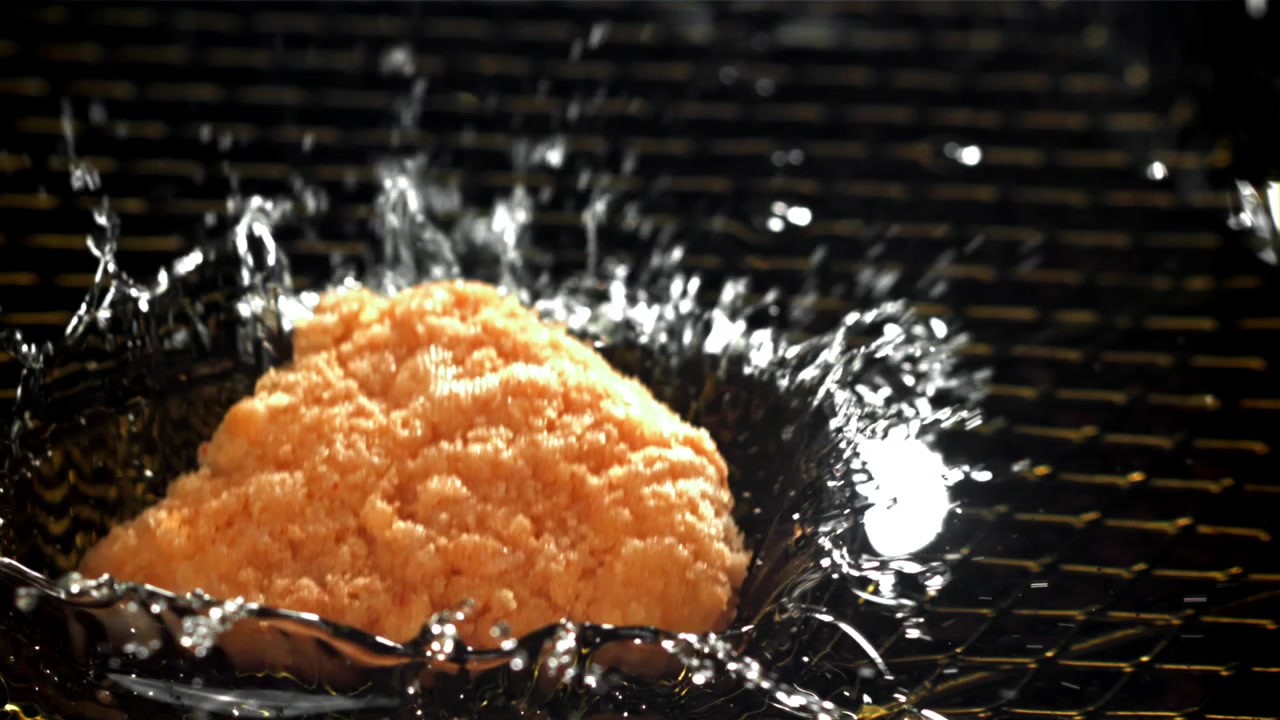 水に飛び散る衣付き食品のスローモーション