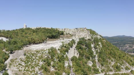 fotografía de un dron que se acerca al antiguo monumento histórico de perperikon, construido en una colina rocosa, ubicado en la provincia de kardzhali en bulgaria