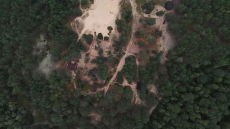 Casa-De-Campo-En-Medio-De-Un-Denso-Bosque-De-árboles-Frondosos-Paisaje-Natural-En-El-Pueblo-Noruego-En-Aredel,-Zagorow-Polonia