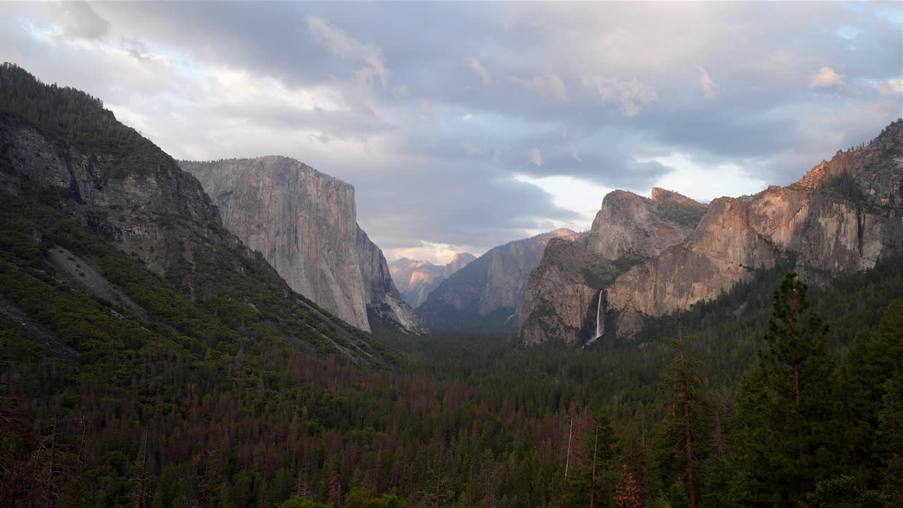 lapso de tiempo del parque nacional de yosemite en el punto de vista del túnel durante el día